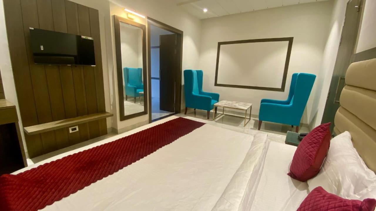 Luxe Resorts - Centrally Heated Air Conditioned Hotel In The Heart Of Касаули Екстериор снимка