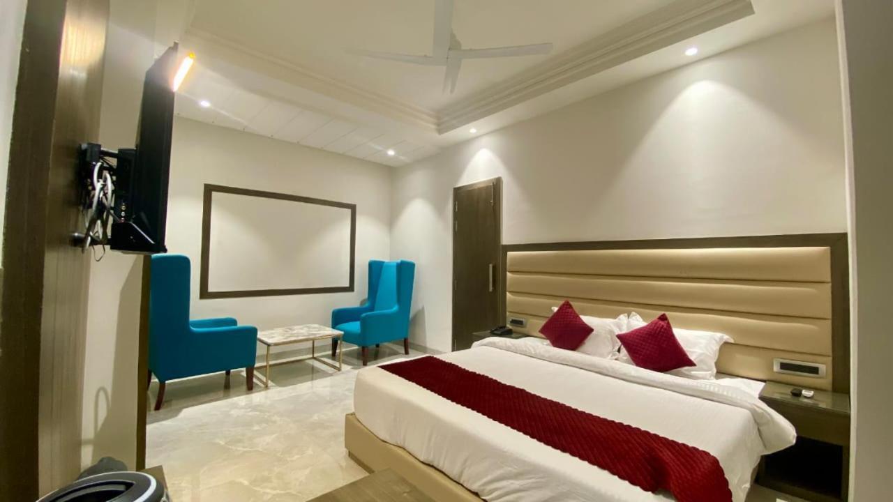 Luxe Resorts - Centrally Heated Air Conditioned Hotel In The Heart Of Касаули Екстериор снимка