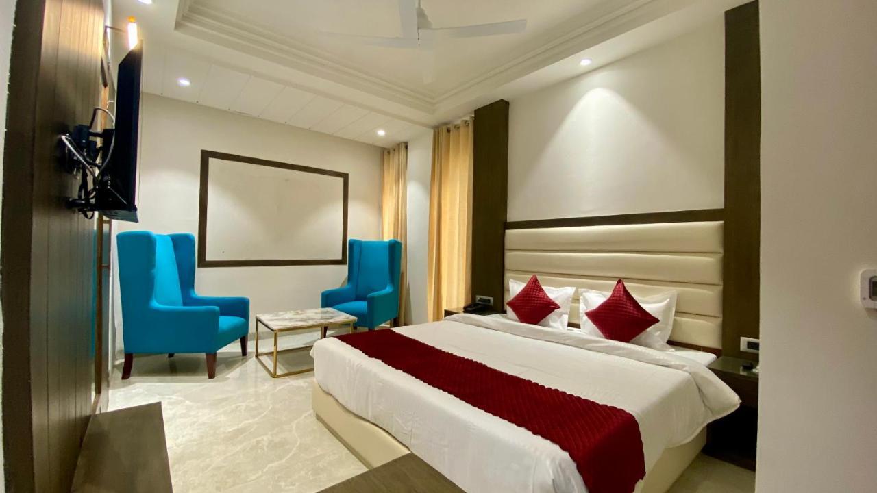 Luxe Resorts - Centrally Heated Air Conditioned Hotel In The Heart Of Касаули Екстериор снимка