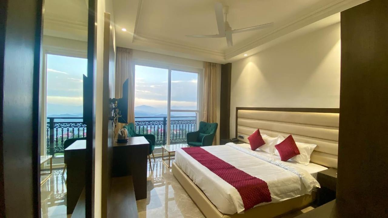 Luxe Resorts - Centrally Heated Air Conditioned Hotel In The Heart Of Касаули Екстериор снимка