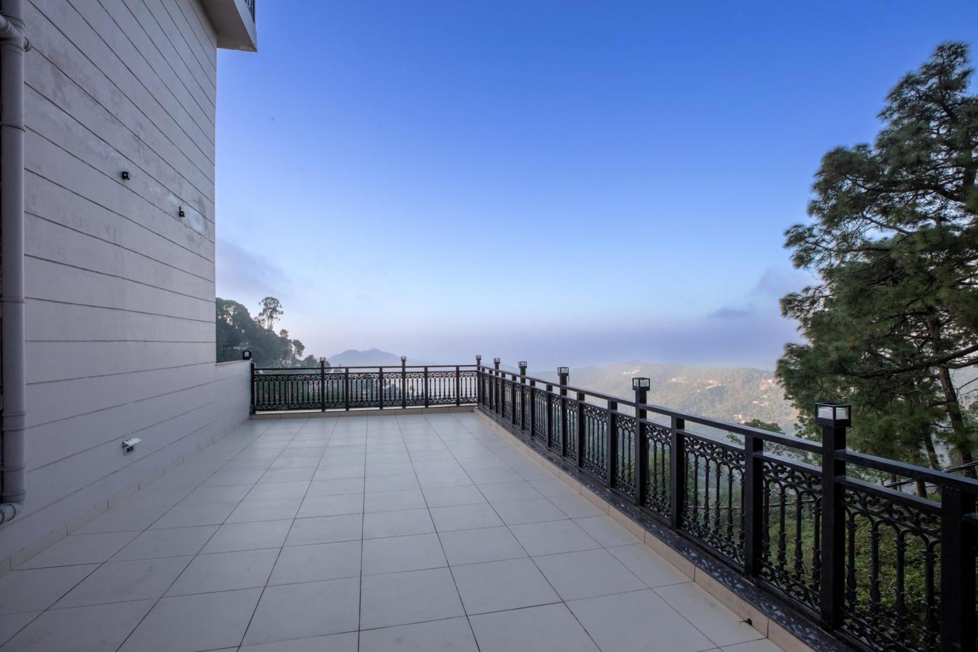Luxe Resorts - Centrally Heated Air Conditioned Hotel In The Heart Of Касаули Екстериор снимка