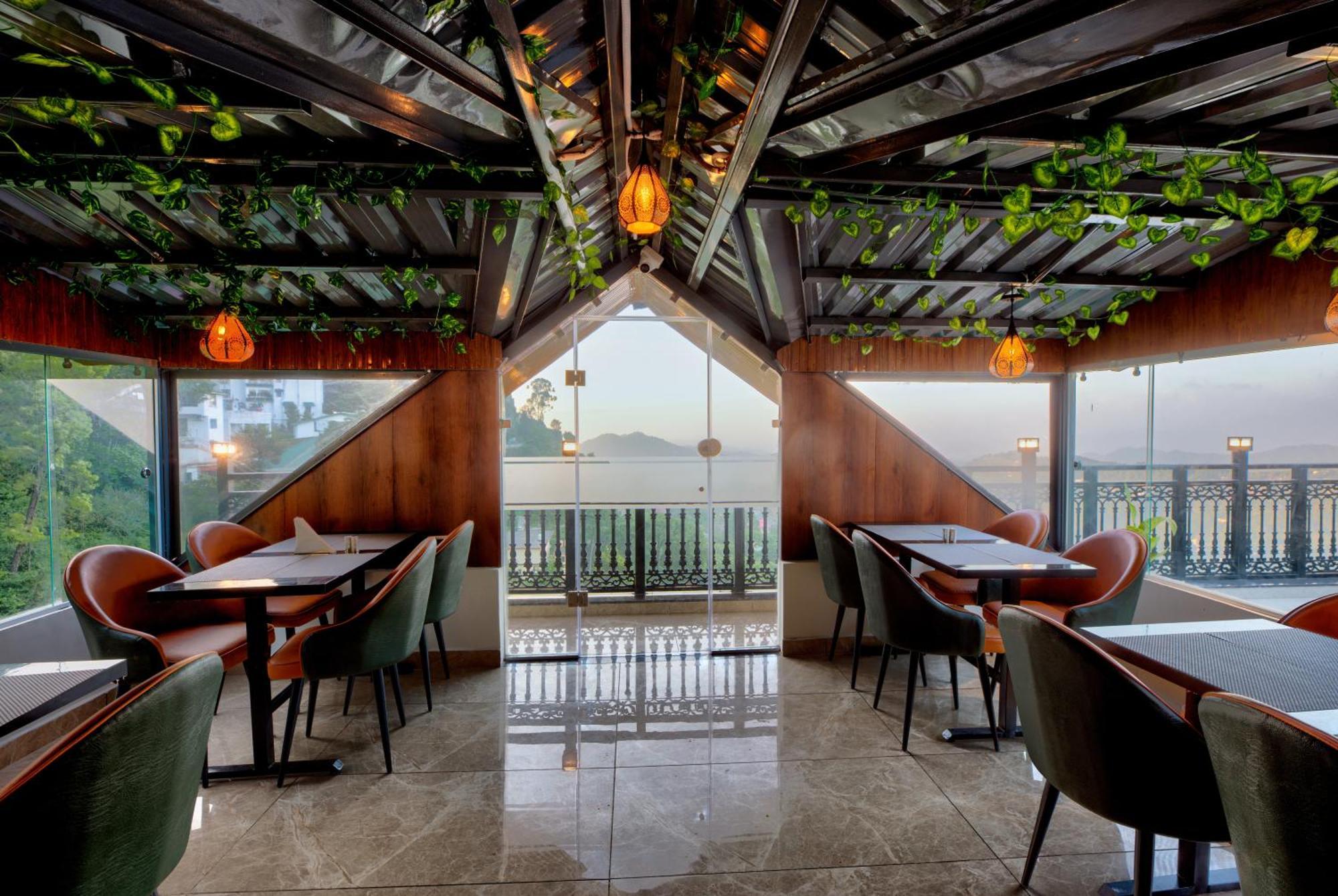 Luxe Resorts - Centrally Heated Air Conditioned Hotel In The Heart Of Касаули Екстериор снимка
