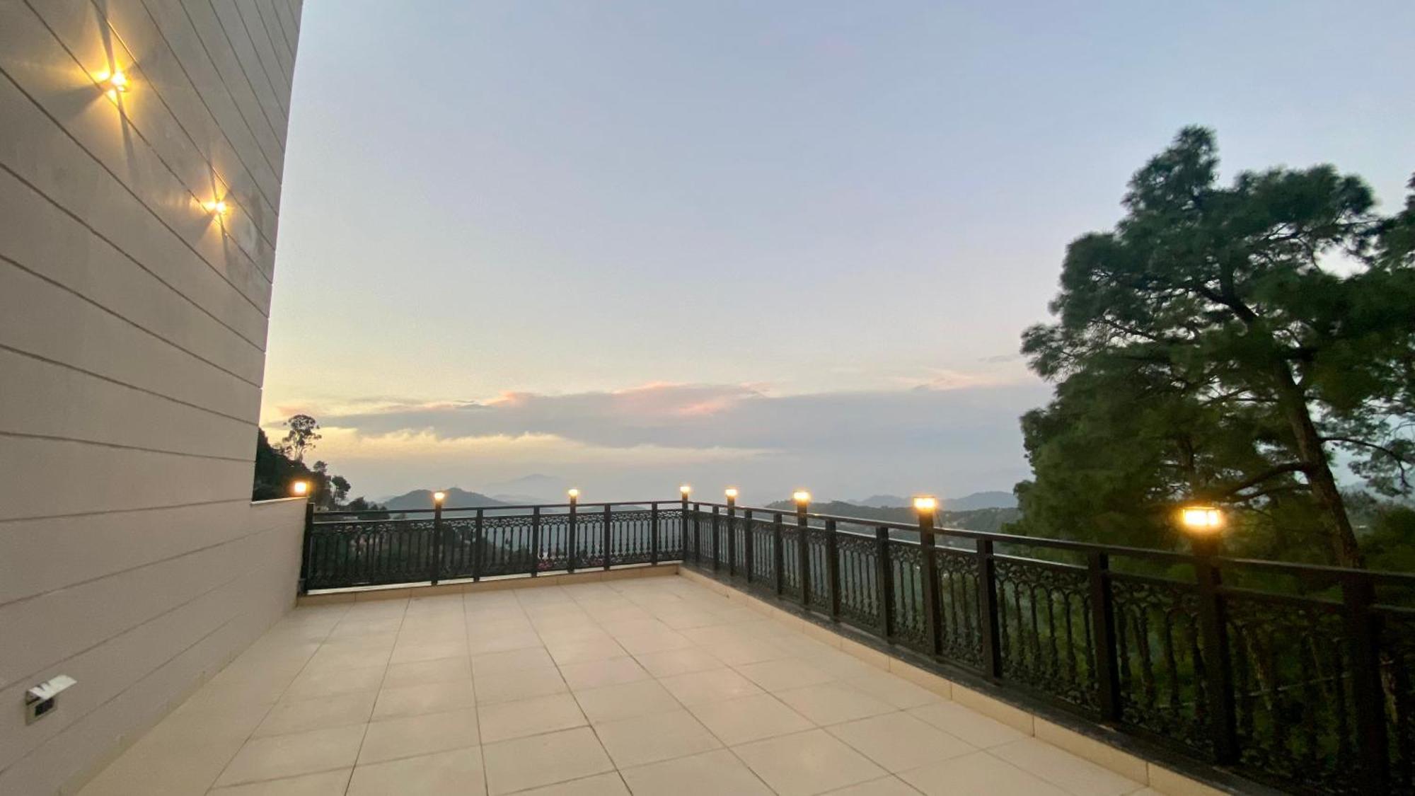 Luxe Resorts - Centrally Heated Air Conditioned Hotel In The Heart Of Касаули Екстериор снимка