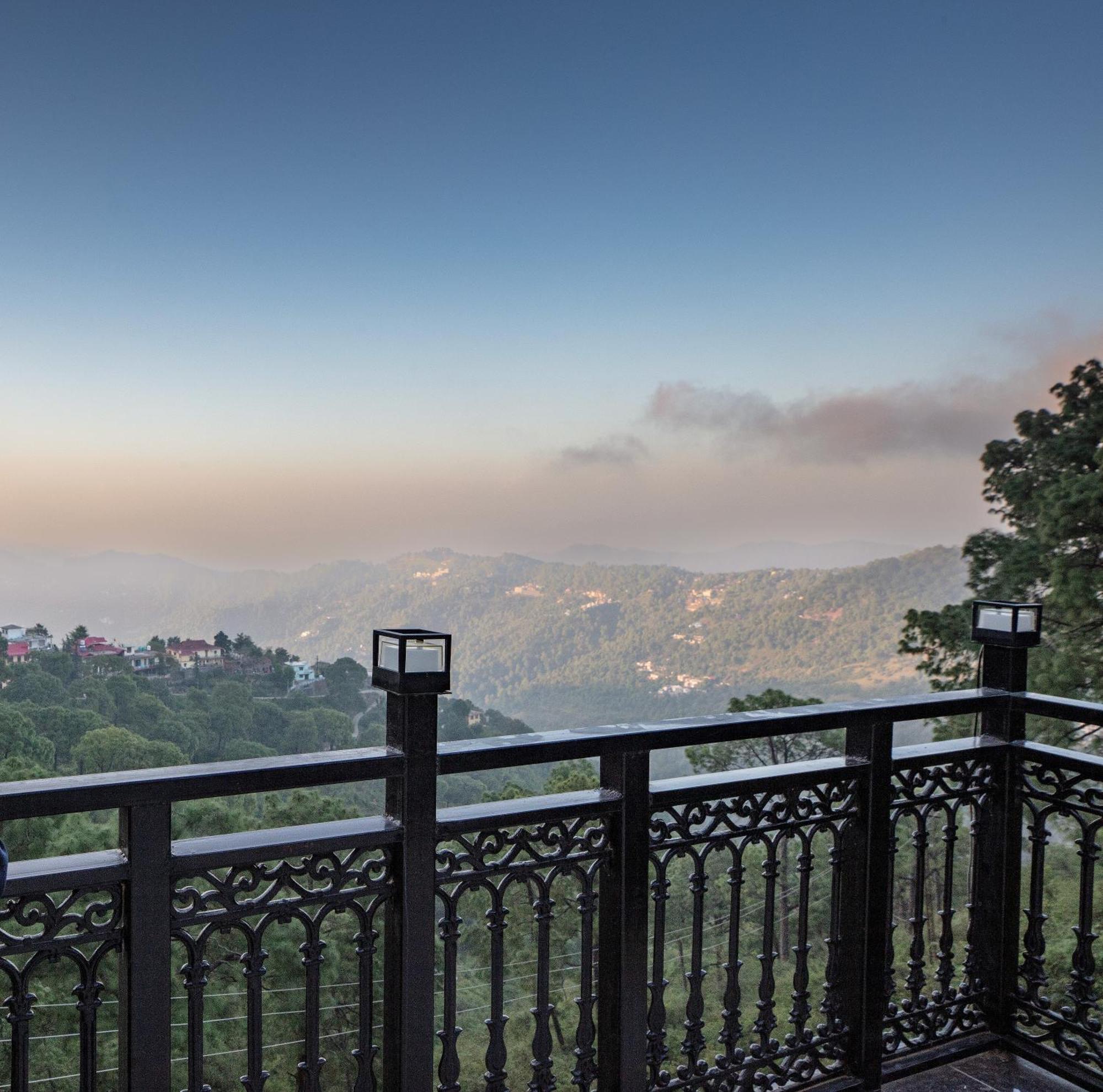 Luxe Resorts - Centrally Heated Air Conditioned Hotel In The Heart Of Касаули Екстериор снимка