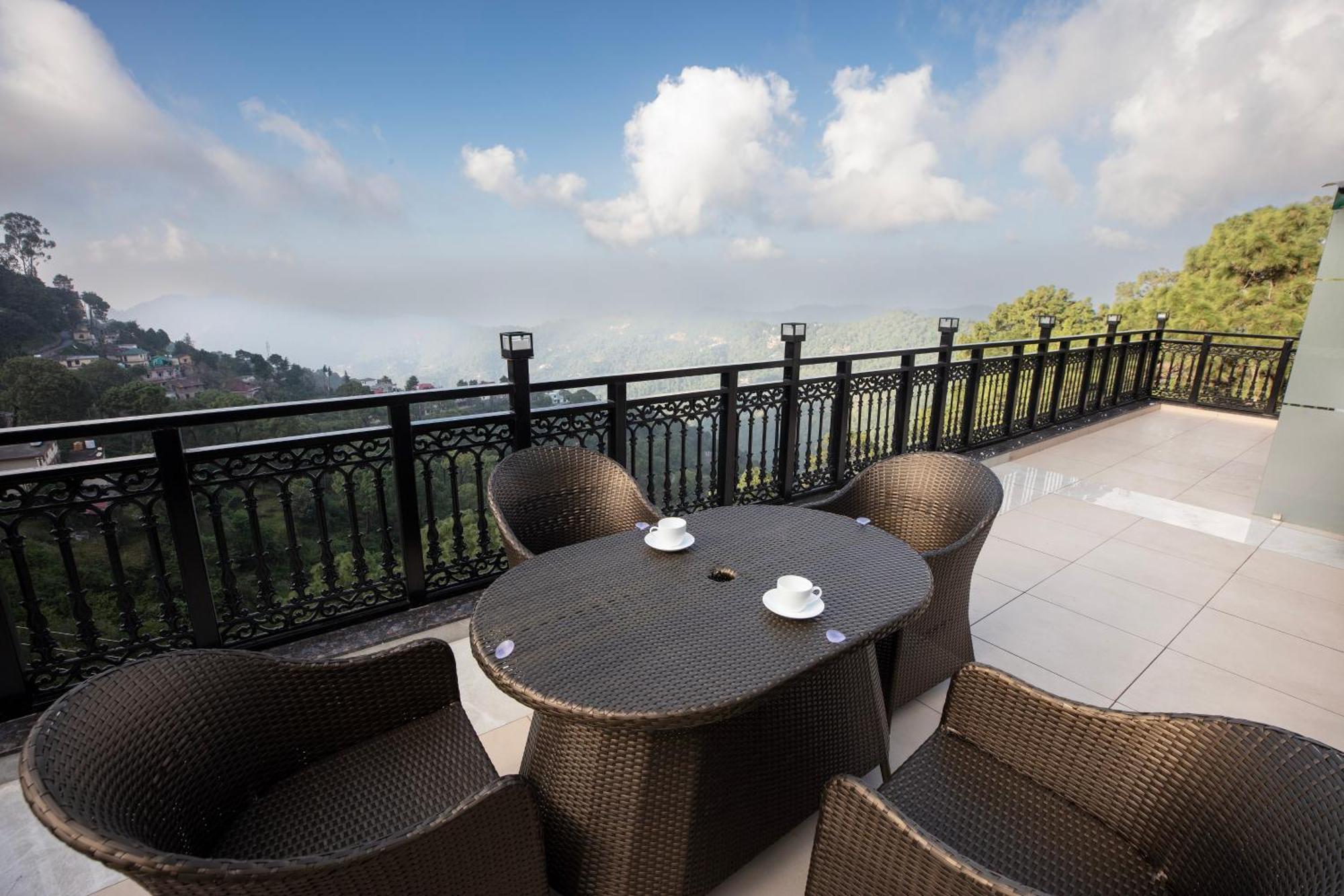 Luxe Resorts - Centrally Heated Air Conditioned Hotel In The Heart Of Касаули Екстериор снимка