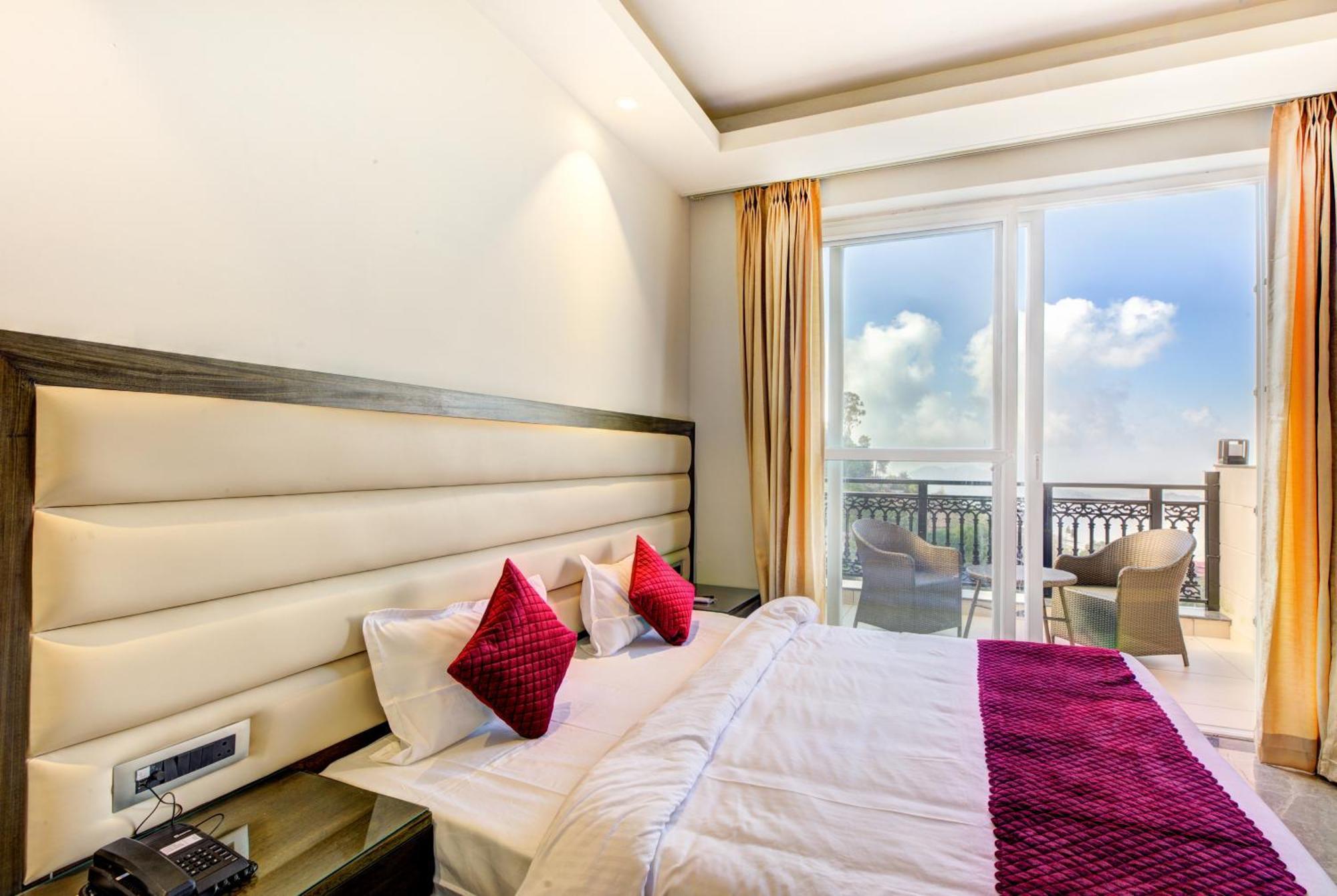 Luxe Resorts - Centrally Heated Air Conditioned Hotel In The Heart Of Касаули Екстериор снимка