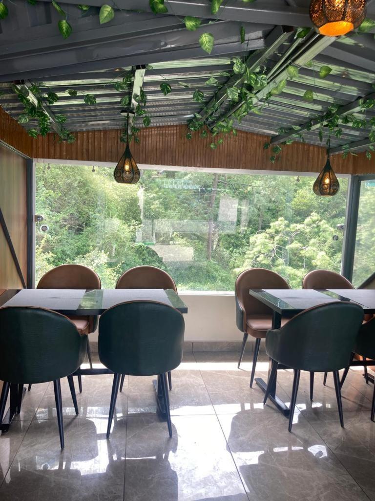 Luxe Resorts - Centrally Heated Air Conditioned Hotel In The Heart Of Касаули Екстериор снимка