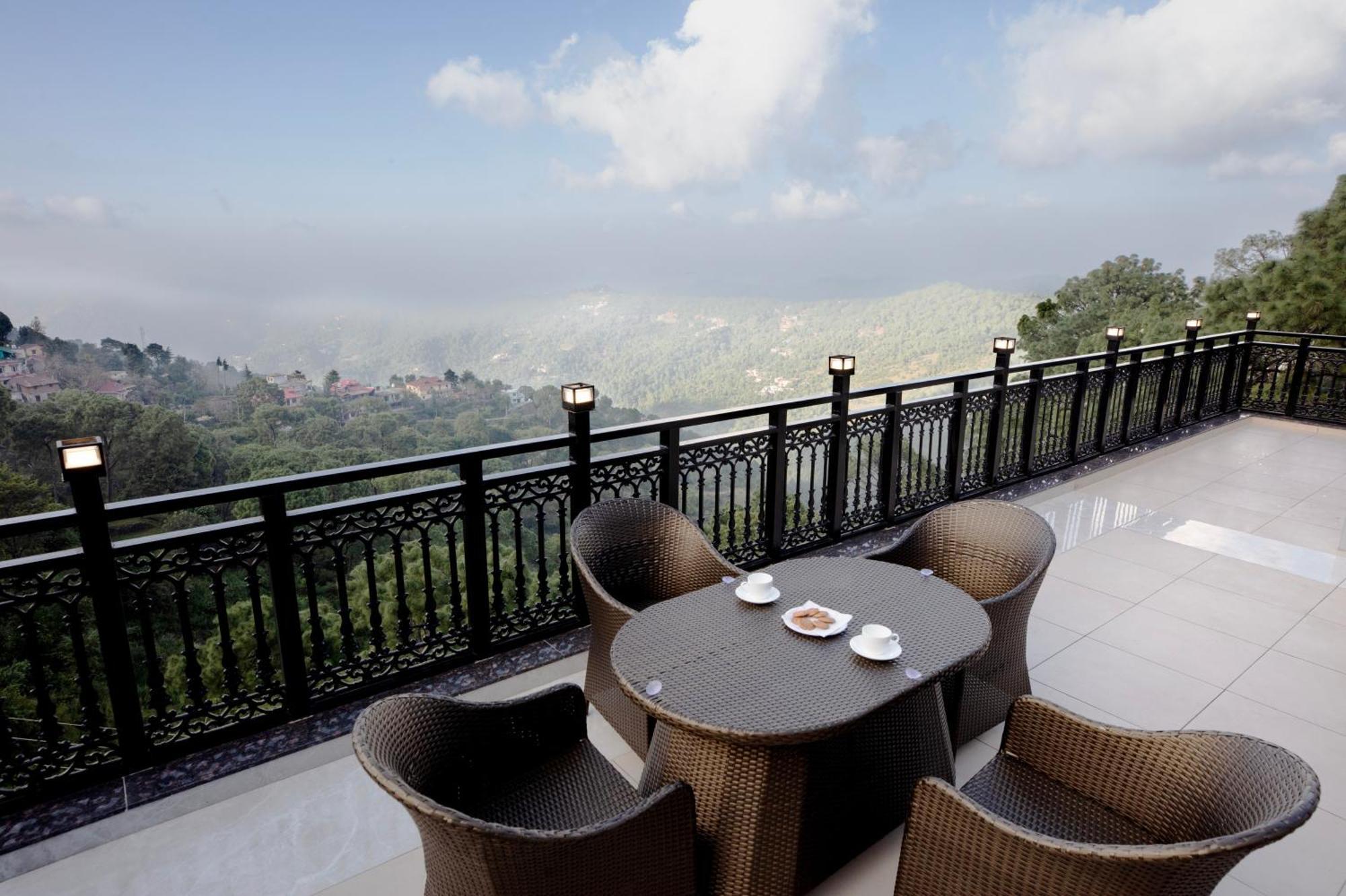 Luxe Resorts - Centrally Heated Air Conditioned Hotel In The Heart Of Касаули Екстериор снимка