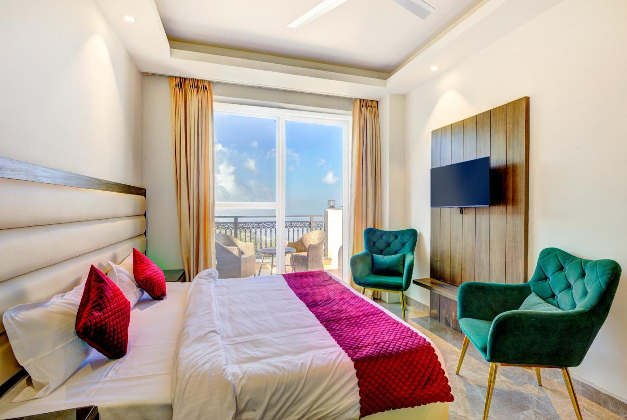 Luxe Resorts - Centrally Heated Air Conditioned Hotel In The Heart Of Касаули Екстериор снимка