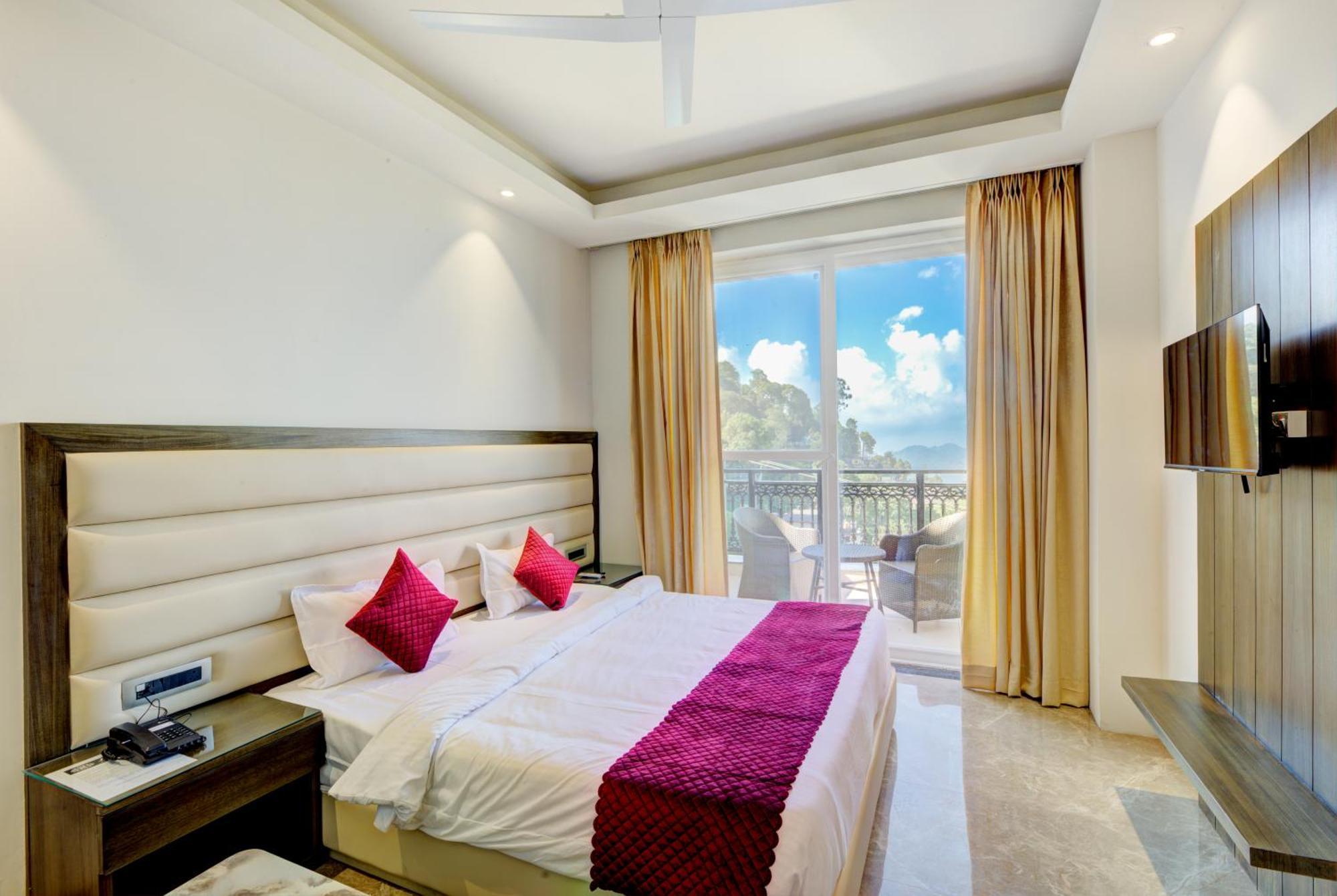 Luxe Resorts - Centrally Heated Air Conditioned Hotel In The Heart Of Касаули Екстериор снимка